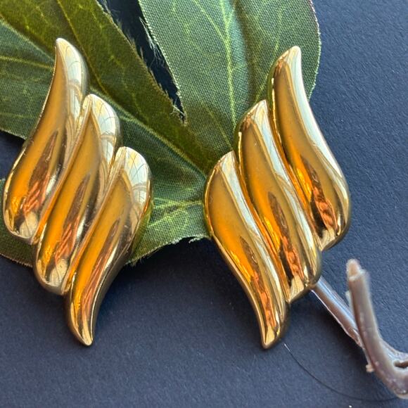 Vintage 1980 MONET Gold Tone Wing Wave Clip Earrings - Picture 1 of 5